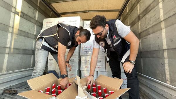 Muğla'nın Fethiye ilçesinde, bir depoya düzenlenen operasyonda 8 bin şişe kaçak alkol ele geçirildi.
 - Sputnik Türkiye