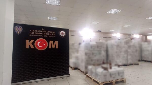 Eğlence mekanlarına satılmak üzere olan 20 bin 599 şişe kaçak votka ele geçirildi - Sputnik Türkiye