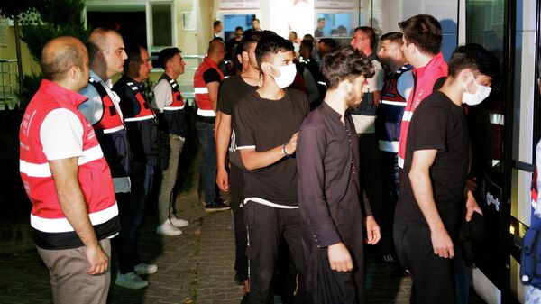 Edirne'de yakalanan 227 göçmen, işlemlerinin ardından sınır dışı edilmek üzere İstanbul Havalimanı'na gönderildi. - Sputnik Türkiye