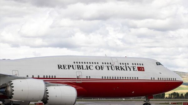 Cumhurbaşkanı Erdoğan'ın bulunduğu uçaktaki Republic of Turkey yazısının Republic of Türkiye olarak değiştirildiği görüldü.  - Sputnik Türkiye