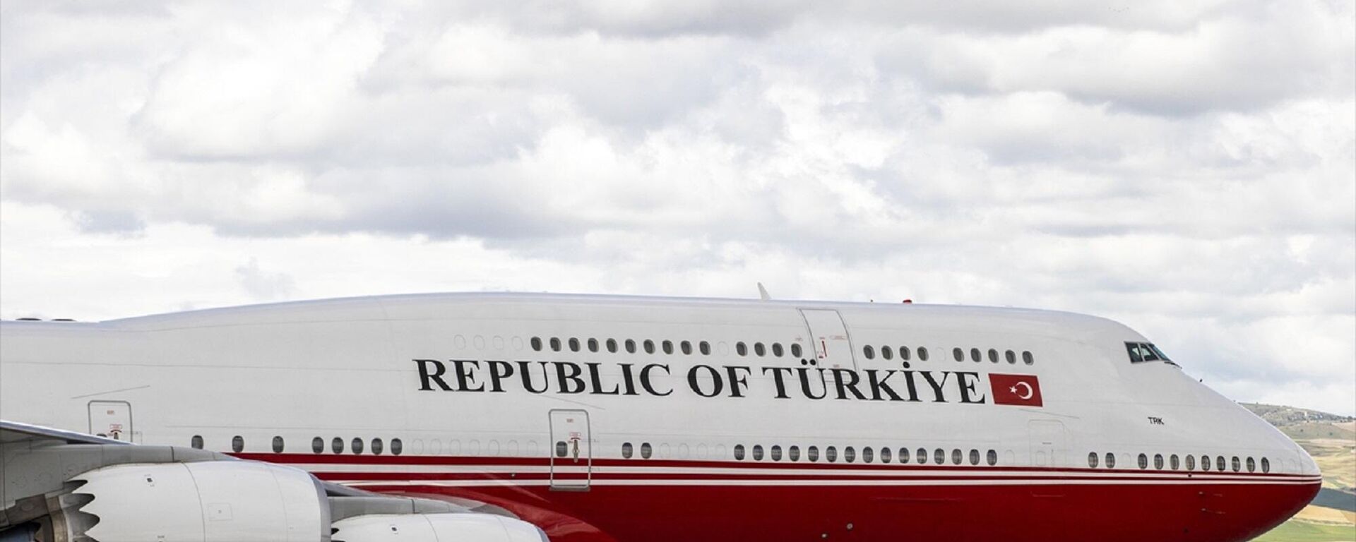 Cumhurbaşkanı Erdoğan'ın bulunduğu uçaktaki Republic of Turkey yazısının Republic of Türkiye olarak değiştirildiği görüldü.  - Sputnik Türkiye, 1920, 28.06.2022