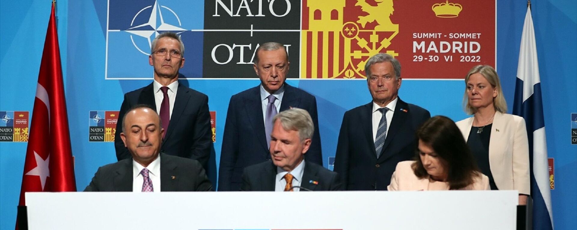 Cumhurbaşkanı Recep Tayyip Erdoğan, Finlandiya Cumhurbaşkanı Sauli Niinistö, İsveç Başbakanı Magdelena Andersson ve NATO Genel Sekreteri Jens Stoltenberg dörtlü görüşmede bir araya geldi. NATO Zirvesi'nin düzenlendiği Madrid'deki IFEMA Fuar Merkezi'ndeki görüşme sonrasında Türkiye, İsveç ve Finlandiya arasında Finlandiya ve İsveç'in NATO üyelik süreçleri hakkında üçlü memorandum imzalandı. Görüşmeye Dışişleri Bakanı Mevlüt Çavuşoğlu, İletişim Başkanı Fahrettin Altun ve Cumhurbaşkanlığı Sözcüsü İbrahim Kalın da katıldı.
 - Sputnik Türkiye, 1920, 04.07.2022
