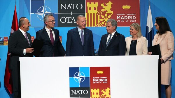 Cumhurbaşkanı Recep Tayyip Erdoğan, Finlandiya Cumhurbaşkanı Sauli Niinistö, İsveç Başbakanı Magdelena Andersson ve NATO Genel Sekreteri Jens Stoltenberg dörtlü görüşmede bir araya geldi. NATO Zirvesi'nin düzenlendiği Madrid'deki IFEMA Fuar Merkezi'ndeki görüşme sonrasında Türkiye, İsveç ve Finlandiya arasında Finlandiya ve İsveç'in NATO üyelik süreçleri hakkında üçlü memorandum imzalandı. Görüşmeye Dışişleri Bakanı Mevlüt Çavuşoğlu, İletişim Başkanı Fahrettin Altun ve Cumhurbaşkanlığı Sözcüsü İbrahim Kalın da katıldı.
 - Sputnik Türkiye