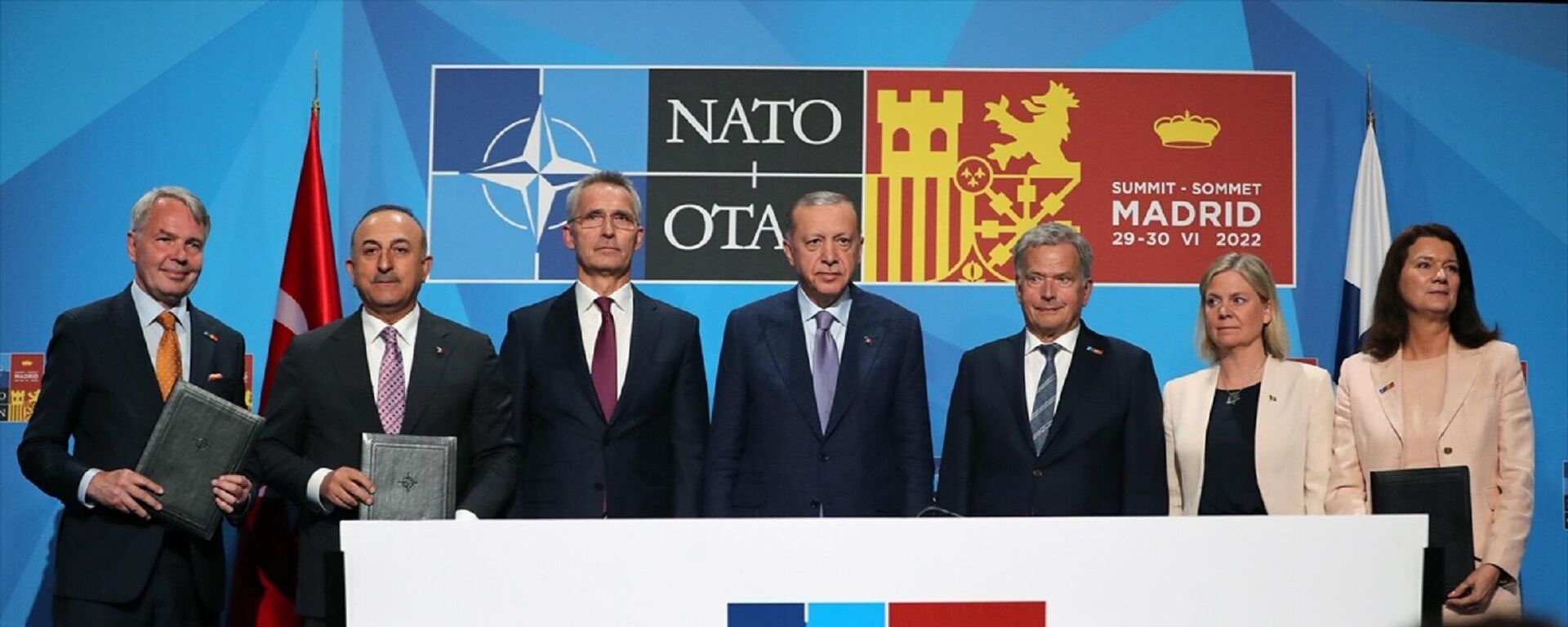 Cumhurbaşkanı Recep Tayyip Erdoğan, Finlandiya Cumhurbaşkanı Sauli Niinistö, İsveç Başbakanı Magdelena Andersson ve NATO Genel Sekreteri Jens Stoltenberg dörtlü görüşmede bir araya geldi. NATO Zirvesi'nin düzenlendiği Madrid'deki IFEMA Fuar Merkezi'ndeki görüşme sonrasında Türkiye, İsveç ve Finlandiya arasında Finlandiya ve İsveç'in NATO üyelik süreçleri hakkında üçlü memorandum imzalandı. Görüşmeye Dışişleri Bakanı Mevlüt Çavuşoğlu, İletişim Başkanı Fahrettin Altun ve Cumhurbaşkanlığı Sözcüsü İbrahim Kalın da katıldı.
 - Sputnik Türkiye, 1920, 26.08.2022