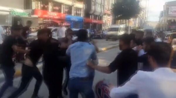 Van’da bir kadını taciz ettiği iddia edilen şahıs, kalabalık tarafından tekme tokat dövüldü - Sputnik Türkiye
