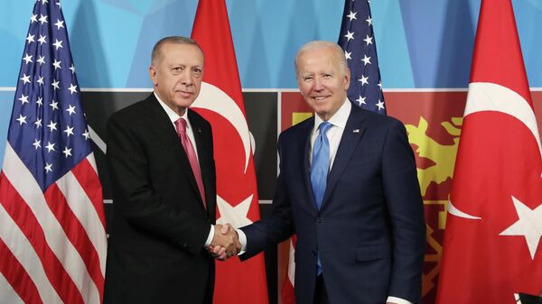 Cumhurbaşkanı Recep Tayyip Erdoğan, ABD Başkanı Joe Biden ile yapacağı görüşme öncesi yaptığı açıklamada, Ukrayna-Rusya Savaşı'nda Türkiye'nin denge politikası yürüttüğünü ifade etti. ABD Başkanı Joe Biden ise, Türkiye'nin Finlandiya ve İsveç'in NATO üyeliğine verdiği destek için Cumhurbaşkanı Erdoğan'a teşekkür etti. - Sputnik Türkiye