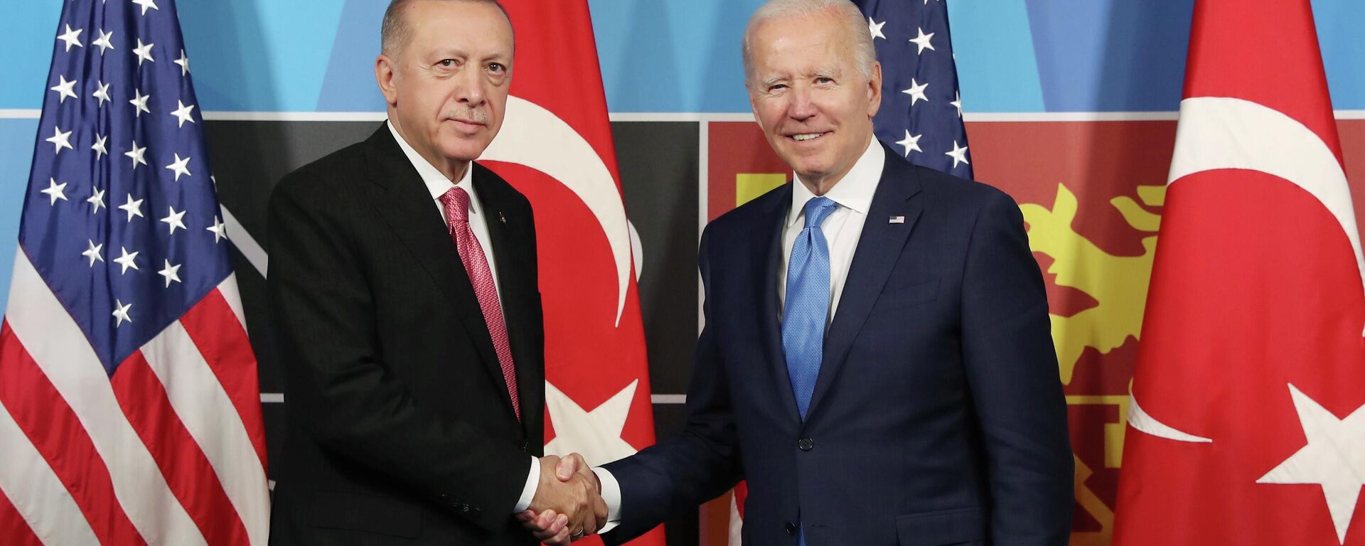 Cumhurbaşkanı Recep Tayyip Erdoğan, ABD Başkanı Joe Biden ile yapacağı görüşme öncesi yaptığı açıklamada, Ukrayna-Rusya Savaşı'nda Türkiye'nin denge politikası yürüttüğünü ifade etti. ABD Başkanı Joe Biden ise, Türkiye'nin Finlandiya ve İsveç'in NATO üyeliğine verdiği destek için Cumhurbaşkanı Erdoğan'a teşekkür etti. - Sputnik Türkiye, 1920, 29.05.2023