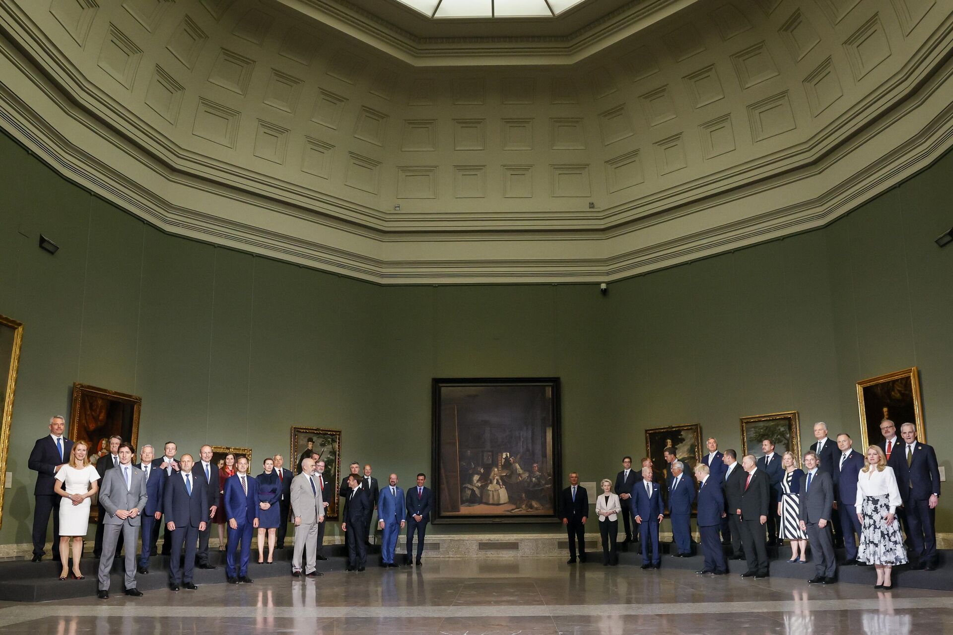 Liderler El Prado Müzesi’nde gerçekleştirilen yemeğin ardından Nedimeler Tablosu’nun önünde aile fotoğrafı çektirdi. Cumhurbaşkanı Erdoğan, fotoğraf çekiminde İngiltere Başbakanı Boris Johnson’un yanında yer aldı. - Sputnik Türkiye, 1920, 29.06.2022