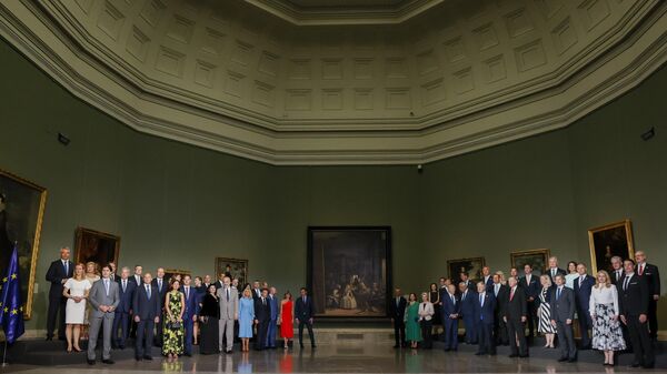 Liderler El Prado Müzesi’nde gerçekleştirilen yemeğin ardından Nedimeler Tablosu’nun önünde aile fotoğrafı çektirdi. Cumhurbaşkanı Erdoğan, fotoğraf çekiminde İngiltere Başbakanı Boris Johnson’un yanında yer aldı. - Sputnik Türkiye