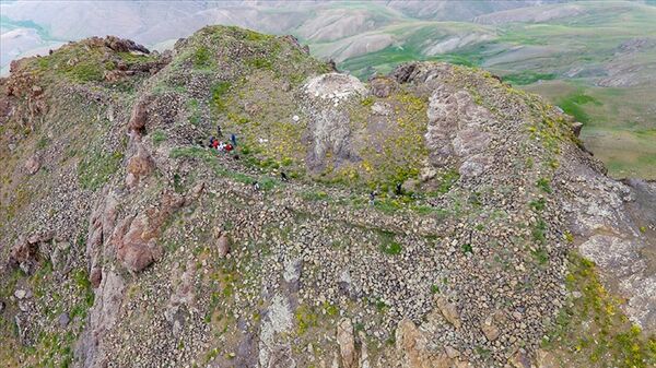 Gürpınar ilçesinde 3 bin 300 rakımlı dağda Urartulularda yönetici sınıfın kullandığı değerlendirilen kale kalıntısı tespit edildi.
 - Sputnik Türkiye