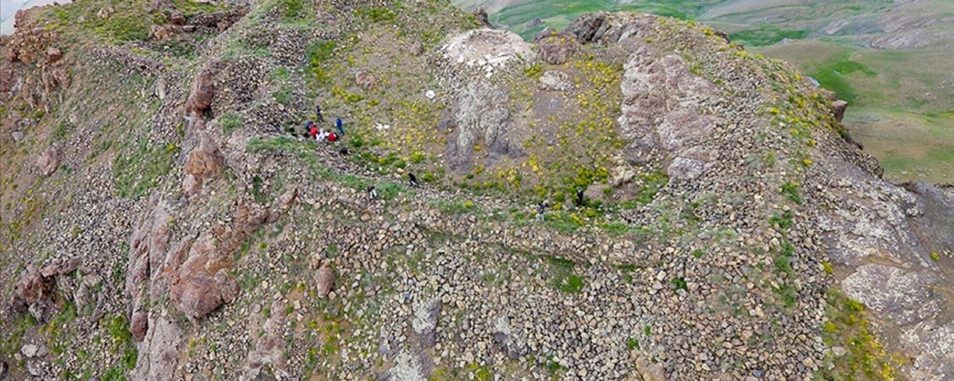 Gürpınar ilçesinde 3 bin 300 rakımlı dağda Urartulularda yönetici sınıfın kullandığı değerlendirilen kale kalıntısı tespit edildi.
 - Sputnik Türkiye, 1920, 02.07.2022