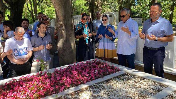 Kemal Sunal vefatının 22'nci yılında mezarı başında anıldı
 - Sputnik Türkiye