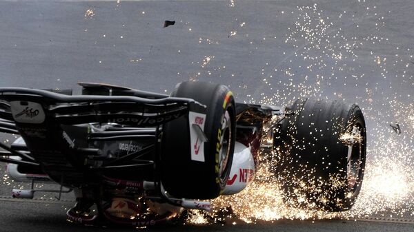 Formula 1 Dünya Şampiyonası'nın 10. ayağı Büyük Britanya Grand Prix'si, ciddi bir kazayla başladı. - Sputnik Türkiye