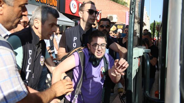 Eskişehir'de izinsiz LGBT yürüyüşüne polis müdahalesi: 10 gözaltı  - Sputnik Türkiye
