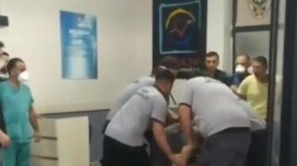 Baba ile oğlu, hastanenin 2 güvenlikçisini darp etti: Üstlerinden 3 bıçak ve 1 satır çıktı - Sputnik Türkiye