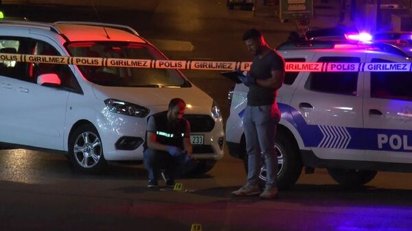 İstanbul Sultanbeyli’de bir taksi durağına silahlı saldırı düzenlendi. Durağın önüne otomobille gelen kişiler kurşun yağdırdı. - Sputnik Türkiye