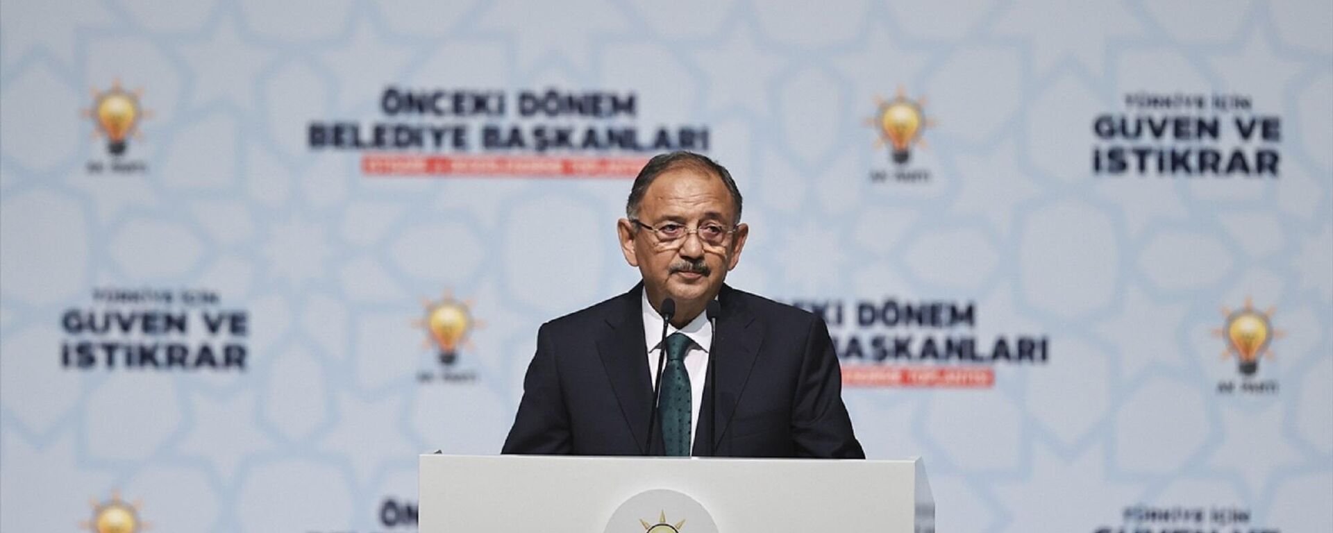 Cumhurbaşkanı ve AK Parti Genel Başkanı Recep Tayyip Erdoğan, ATO Congresium'da Geçmiş Dönem Belediye Başkanları İstişare ve Değerlendirme Toplantısına katıldı. AK Parti Genel Başkan Yardımcısı Mehmet Özhaseki (fotoğrafta) konuşma yaptı.
 - Sputnik Türkiye, 1920, 06.07.2022