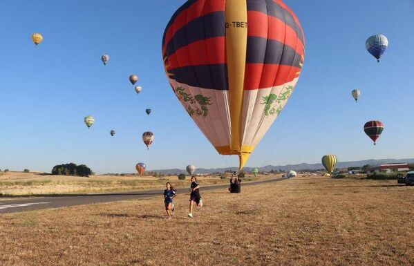İspanya’nın Igualada şehrinde düzenlenen 26. geleneksel Avrupa Balon Festivali renkli görüntülere sahne oldu. Festivalin ilk gününde 50’den fazla balon uçurulurken, festivalin 7-10 Temmuz tarihleri arasında düzenleneceği belirtildi. Festival boyunca birçok etkinlik ziyaretçilerin beğenisine sunulacak. - Sputnik Türkiye