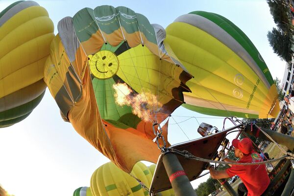 Bu yılki festivalde ayrıca İgualada’daki Ultramagic Balloons firmasının ürettiği 28 yolcu kapasitesi ve 1,7 metre boyutuyla İspanya&#x27;da şimdiye kadar uçmuş en büyük kapasiteli balon sepeti dikkat çekti. - Sputnik Türkiye