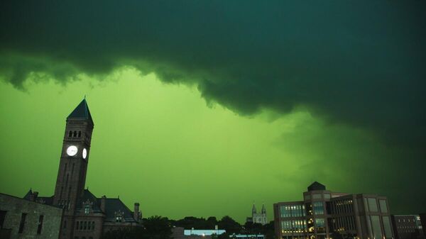 ABD’nin Güney Dakota eyaletinde yer alan Sioux Falls’ta fırtınanın etkisi ile gökyüzü yeşile döndü. - Sputnik Türkiye