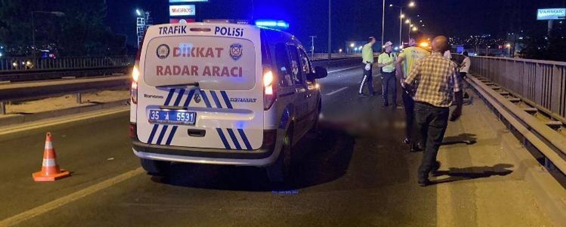 İzmir’in Bornova ilçesinde kamyon ile motosikletin karıştığı kazada 1 kişi hayatını kaybetti. - Sputnik Türkiye, 1920, 08.07.2022