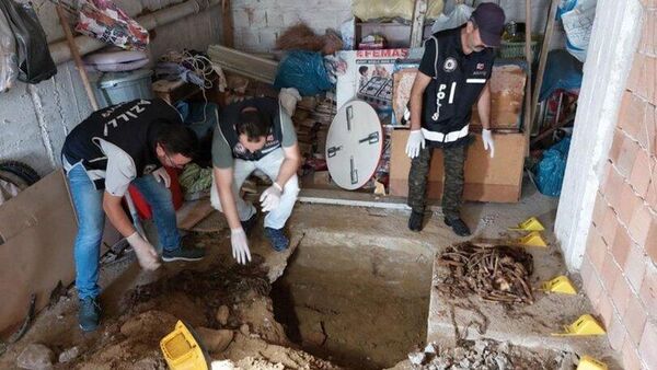 Nazilli'de 11 yıldır kayıp olan kişinin bulunduğu evin garajında insan kemikleri çıktı - Sputnik Türkiye