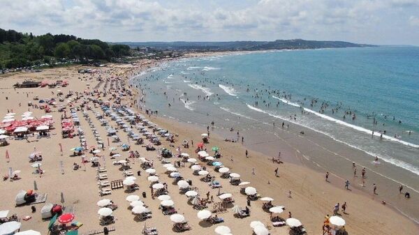  Kurban Bayramı tatilinin başlamasıyla birlikte tatilini İstanbul'da geçirecek olan vatandaşlar Şile'de plajlara akın etti. - Sputnik Türkiye