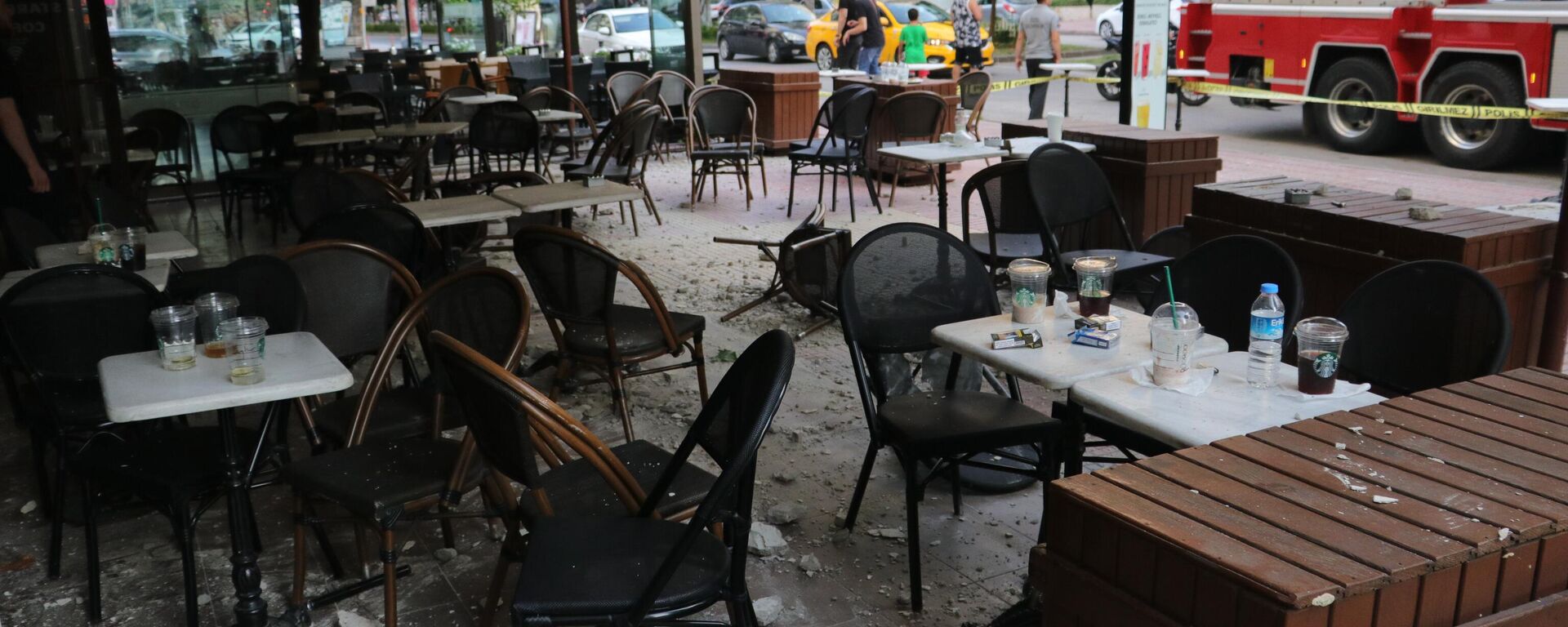 Adana’da bir apartmanın dış cephesinden kafede oturanların üzerine beton parçaları düştü. Kafe savaş alanına dönerken olayda 1’i ağır 2 kişi yaralandı, bir otomobilin de camı kırıldı.
 - Sputnik Türkiye, 1920, 19.04.2024