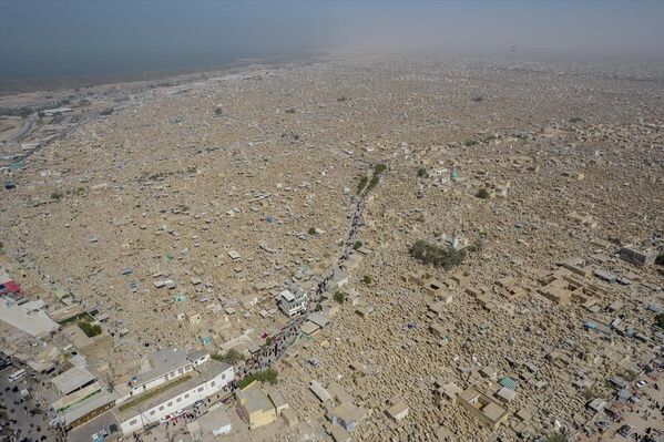 Irak&#x27;ın Necef kentindeki Vadi es-Selam (Barış Vadisi) Mezarlığında 6 milyon civarında mezar bulunuyor. - Sputnik Türkiye