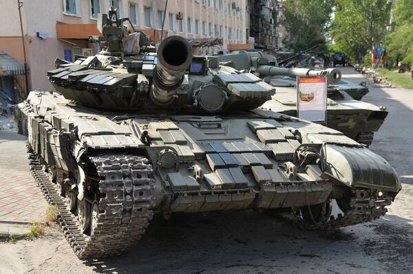 Lisiçansk'ta çatışmalarda ele geçirilen askeri araç ve silah sergileniyor - Sputnik Türkiye