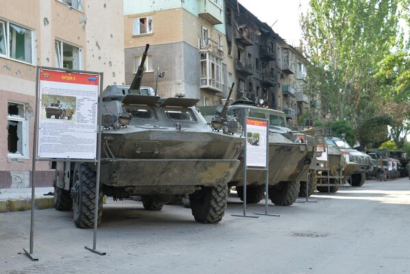 Lisiçansk'ta çatışmalarda ele geçirilen askeri araç ve silah sergileniyor - Sputnik Türkiye