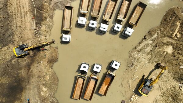 Bağcılar'da sağanak yağış sonrası suya gömülen hafriyat kamyonları - Sputnik Türkiye
