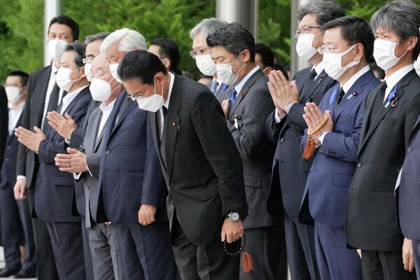 Cenaze aracı başkent Tokyo’da tur yaparken, Nagatacho ve parlamento binası gibi yapıların önünden geçti. Japonya Başbakanı Fumio Kişida, yetkililer ve çalışanlar da cenaze arabası geçerken dua etti. - Sputnik Türkiye