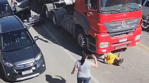 Araç kapısına çarpıp kamyonun altında kalan motosiklet sürücüsü kendi çabasıyla geri çıktı - Sputnik Türkiye