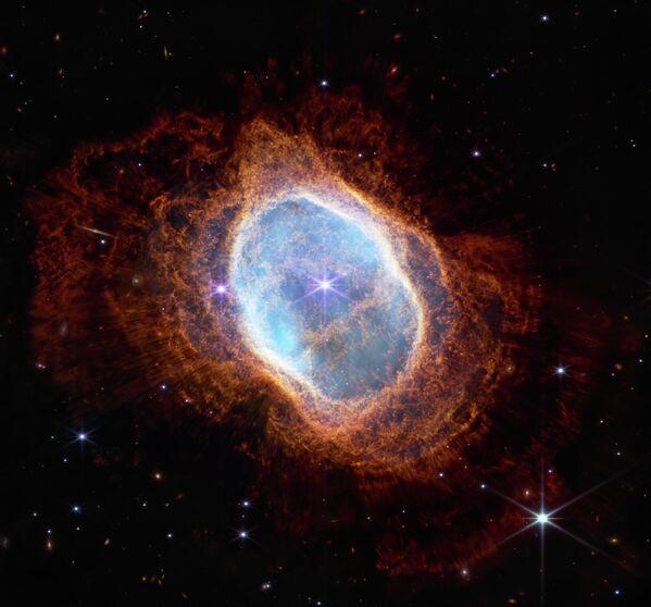 James Webb Uzay Teleskobu tarafından kızılötesi ışıkta yakalanan görüntüde, 'NGC 3132' bölgesinin merkezindeki parlak bir yıldız ve bulutsunun kaynağı olan, sol altta zar zor görülebilen ikinci bir yıldız yer alıyor. - Sputnik Türkiye