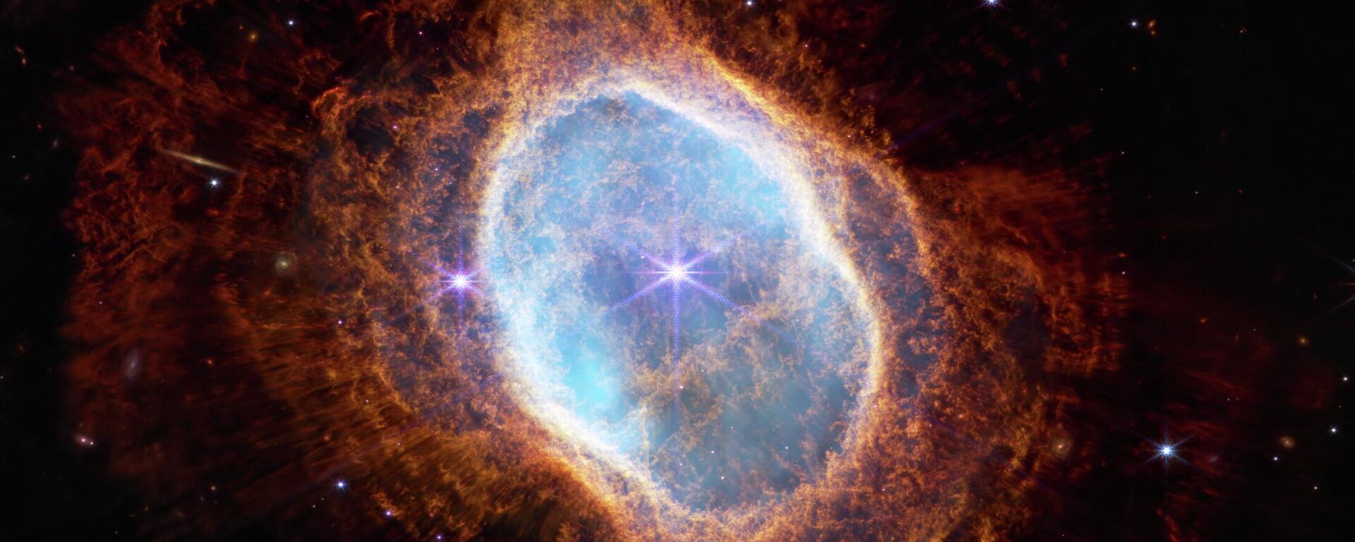James Webb Uzay Teleskobu tarafından kızılötesi ışıkta yakalanan görüntüde, 'NGC 3132' bölgesinin merkezindeki parlak bir yıldız ve bulutsunun kaynağı olan, sol altta zar zor görülebilen ikinci bir yıldız yer alıyor. - Sputnik Türkiye, 1920, 05.08.2022