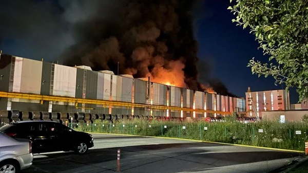 Kocaeli İzmit'te demir çelik fabrikasında yangın çıktı. İtfaiye ekiplerinin alevlere müdahalesi sürüyor. - Sputnik Türkiye