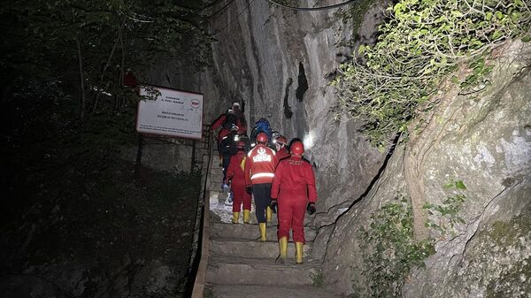 Mağaraya giren 2'si rehber 4 kişi mahsur kaldı - Sputnik Türkiye