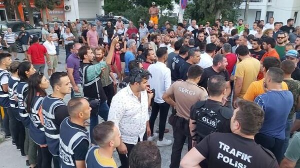 Tatil için Datça'ya gelen 3 kişi tekel bayisi sahibini bıçakladı, halk adliye binası önünde toplandı - Sputnik Türkiye