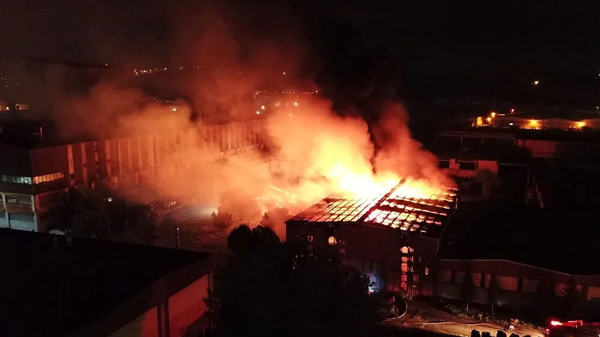 İnegöl Organize Sanayi bölgesindeki bir demir döküm fabrikasında patlamanın ardından yangın çıktı. Alevler ekiplerin müdahalesiyle söndürüldü. Yangının çıkış nedeni araştırılıyor. - Sputnik Türkiye