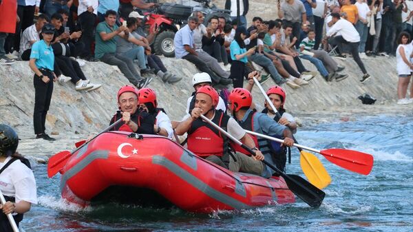 Cumhurbaşkanı Yardımcısı Fuat Oktay ile Tarım ve Orman Bakanı  Vahit Kirişci rafting yaptı - Sputnik Türkiye