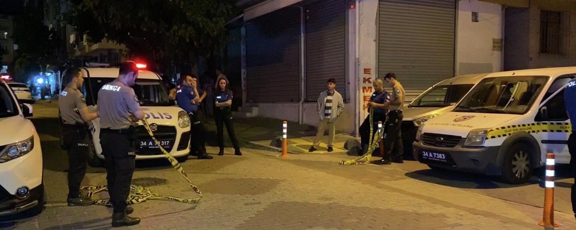 İstanbul'un Bağcılar ilçesinde maskeli bir grup, sokakta 3 kişiye ateş açtı. Olayda 3 kişi yaralanırken yoldaki araçlar da zarar gördü. - Sputnik Türkiye, 1920, 17.07.2022