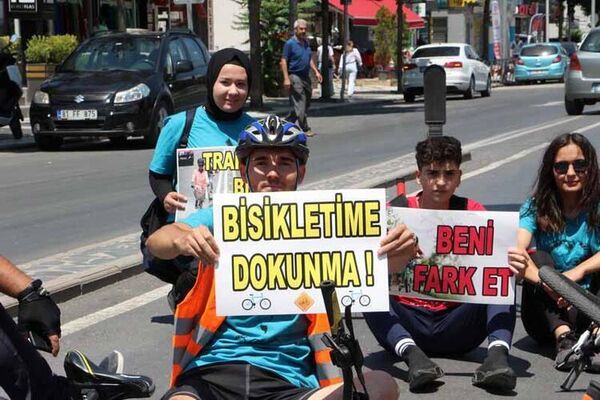 Düzce'de bisikletlilerden farkındalık eylemi: 'Benim kaportam bedenim'  - Sputnik Türkiye