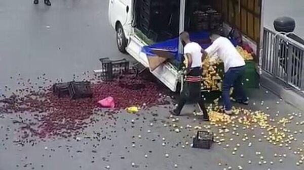 Esenyurt 'ta seyyar satıcılık yaparken aracı bağlanan şahıs, polis ekiplerine kızıp meyveleri yola saçtı - Sputnik Türkiye