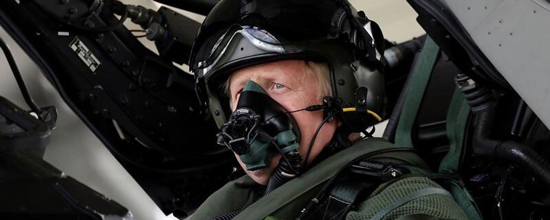 Britanya Başbakanı Boris Johnson, Kraliyet Hava Kuvvetleri'nin (RAF) Coningsby üssünde Typhoon savaş uçağına binip yardımcı pilotluk yaparken (14 Temmuz 2022)  - Sputnik Türkiye, 1920, 19.07.2022