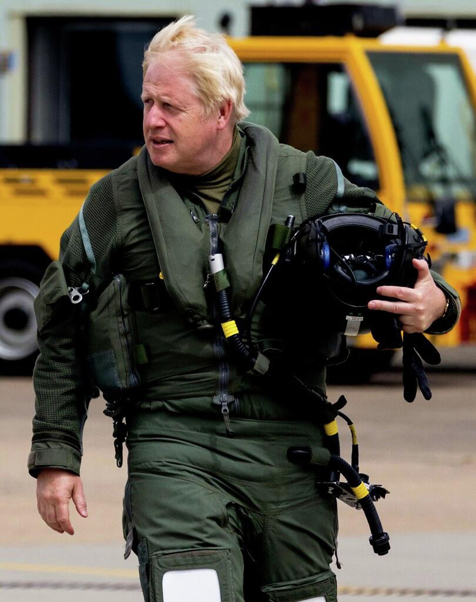 Britanya Başbakanı Boris Johnson'ın istifa sürecini açıklamasından bir hafta sonra Kraliyet Hava Kuvvetleri operasyon üniformasını kuşanıp savaş uçağında yardımcı pilotluk yapmasının görüntüleri, giderayak Top Gun filminde Tom Cruise'un canlandırdığı Pete 'Maverick' Mitchell karakteri gibi hava attığı yorumlarını beraberinde getirdi. 
 - Sputnik Türkiye, 1920, 19.07.2022