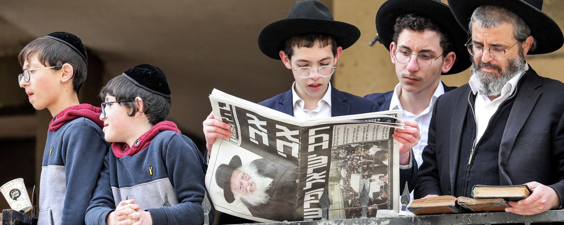 İsrail'in önde gelen Haredi hahamı Chaim Kanievsky'nin 20 Mart 2022'de Tel Aviv yakınındaki Bnei Brak'ta düzenlenen cenaze törenine yaklaşık 1 milyon ultra-Ortodoks Yahudi katıldı.  - Sputnik Türkiye, 1920, 06.12.2023