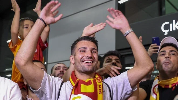 Galatasaray'ın transferi için görüşmelere başladığı Fransız futbolcu Leo Dubois, İstanbul'a geldi. - Sputnik Türkiye