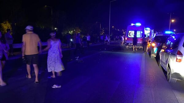 Antalya Finike'de, yaya geçidini kullanarak yolun karşısına geçmeye çalışan üç kadına otomobil çarptı. - Sputnik Türkiye