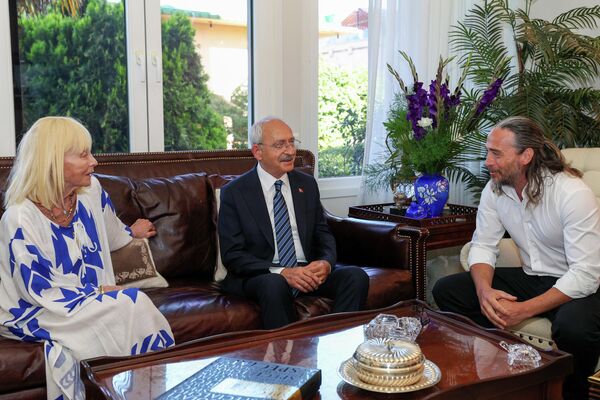 Cumhuriyet Halk Partisi Genel Başkanı Kemal Kılıçdaroğlu, geçtiğimiz ay hayatını kaybeden Sanatçı Cüneyt Arkın’ın İstanbul’da yaşayan ailesini ziyaret ederek taziye dileklerini iletti.  - Sputnik Türkiye